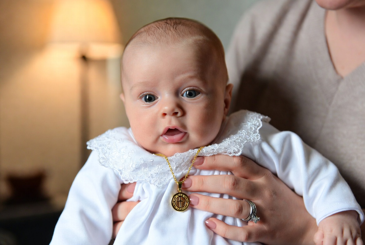 Médaille de baptême laïque : quel symbole choisir ?